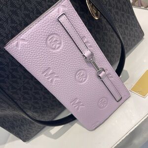 MICHAEL KORS Carson Large Logo Debossed Snap Wallet
Light Quartz 
NWT